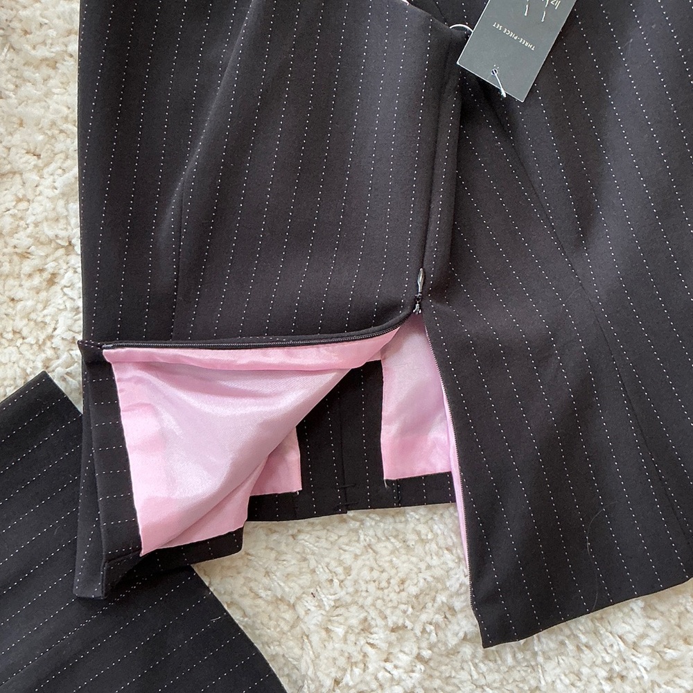Three Piece Liz Claiborne Black Suit with Pink Pinstripes and Pink Lining - Picture 4 of 15
